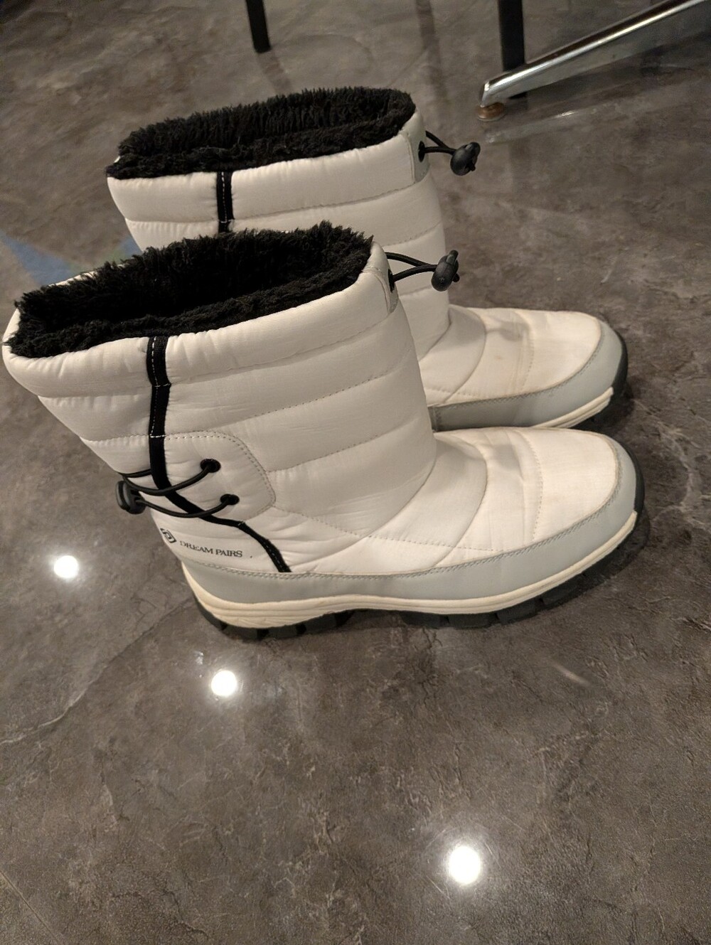 3M Thinsulate White Winter Boots with Black Faux-Fur Collar